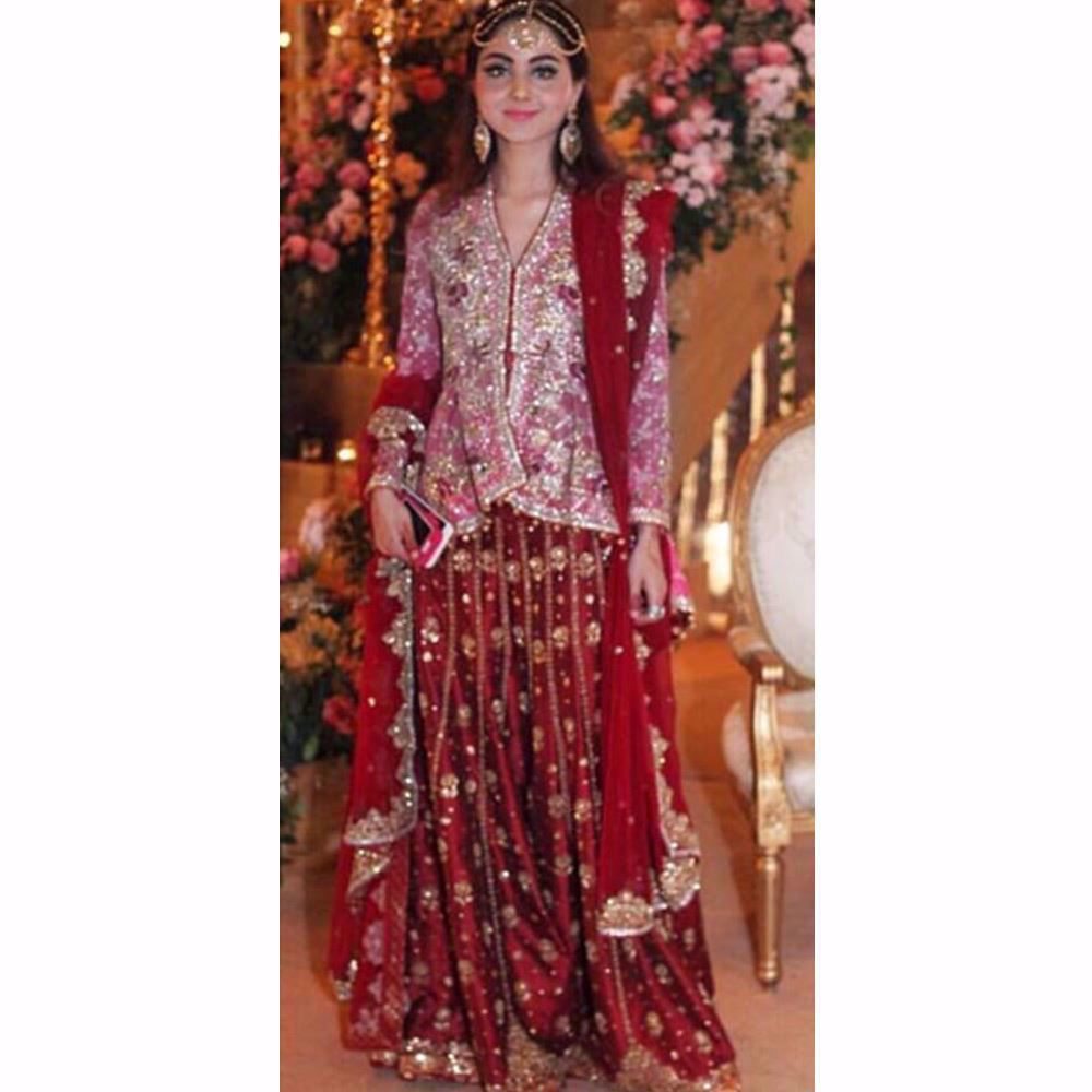 Picture of The gorgeous Gulzar girl Aiza Alzi looking beautiful in Farah Talib Aziz lengha with structured peplum