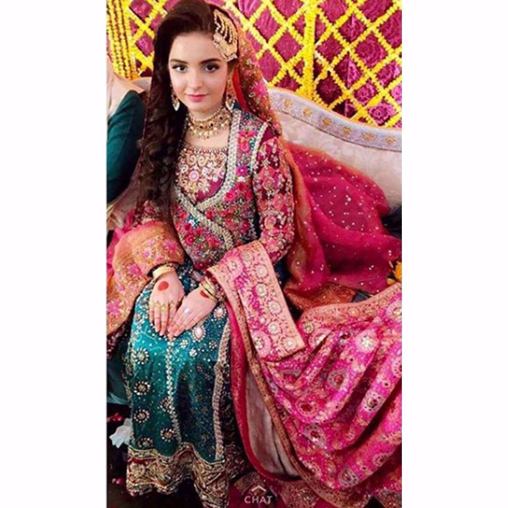 Picture of Eliha absolutely gorgeous in a Farah Talib Aziz emerald Kalidaar angarkha complimented perfectly by an FTA chunri chaddar