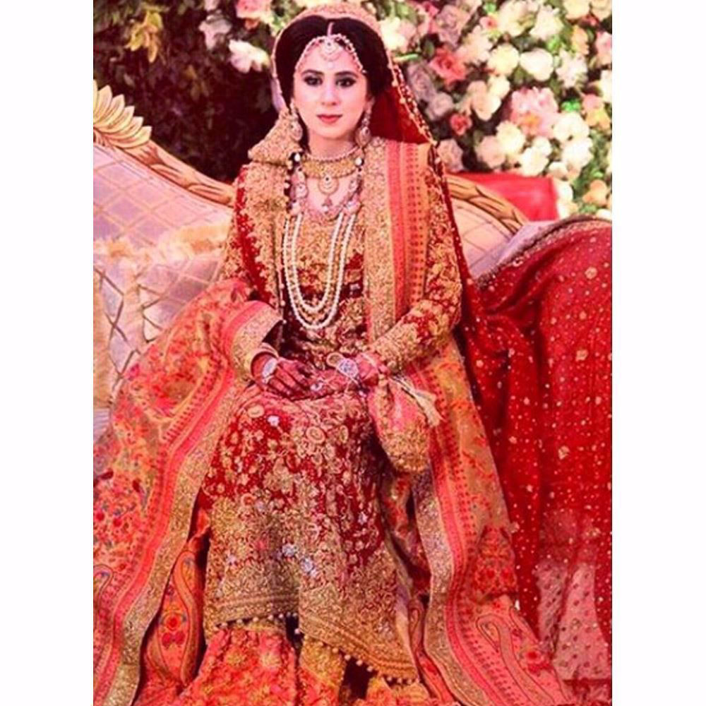 Picture of Maham looking absolutely breathtaking in a traditional Farah Talib Aziz bridal