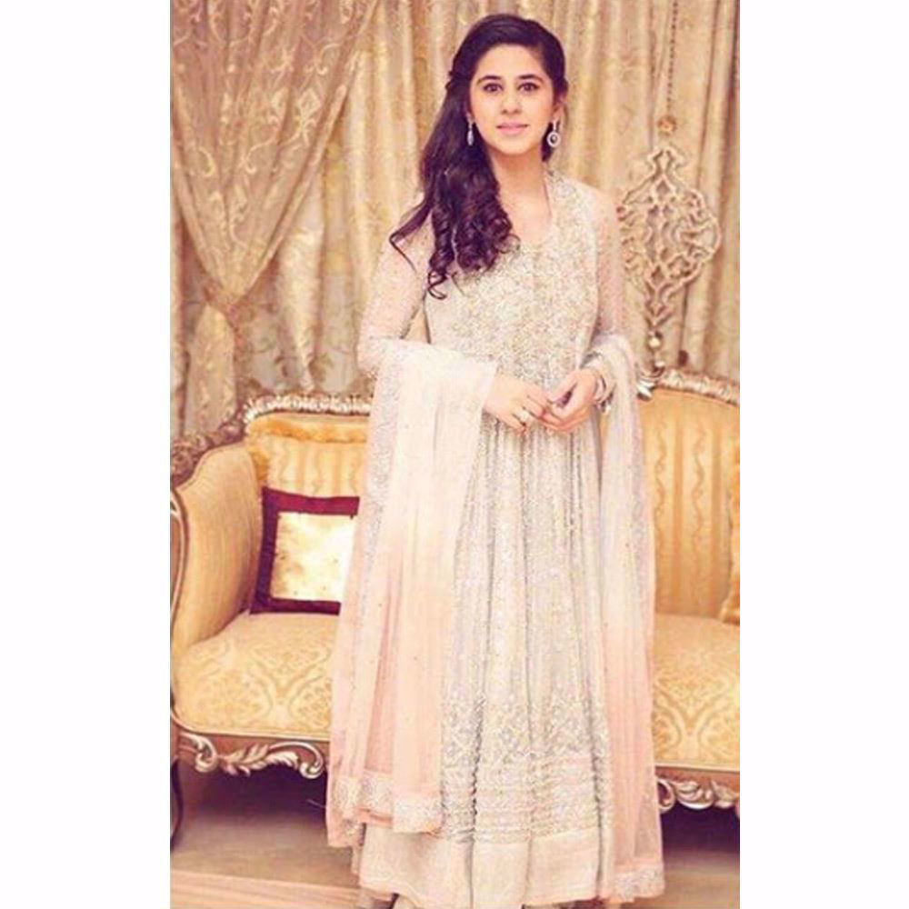 Picture of Maham looking ethereal in a silver and blush Farah Talib Aziz kalidaar peshwas