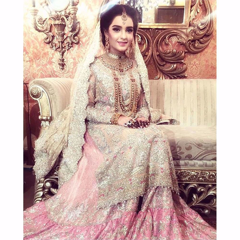 Picture of Eleyha Quraishi looking beautiful in an ethereal Farah Talib Aziz bridal in shades of blush pinks