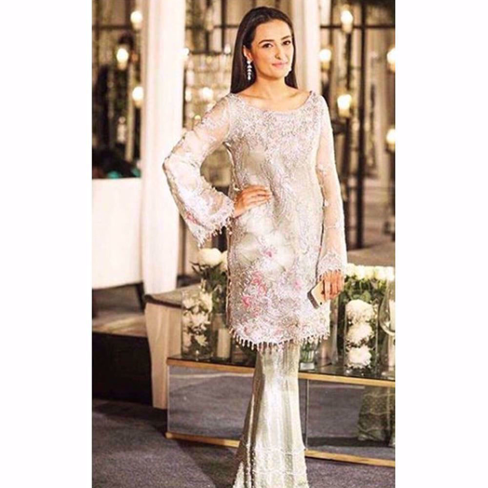 Picture of Momal Shaikh looking lovely in a Farah Talib Aziz formal at a wedding