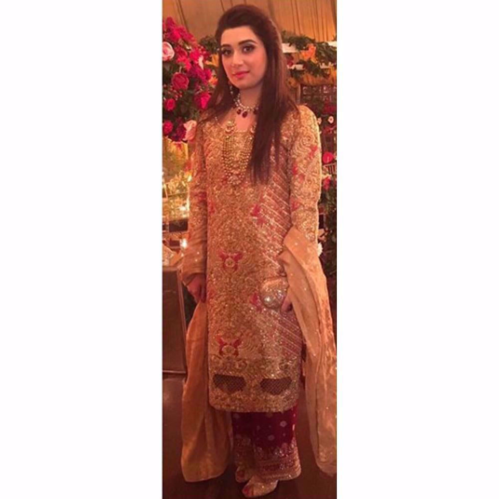 Picture of Saniya looking beautiful in a custom Farah Talib Aziz ensemble