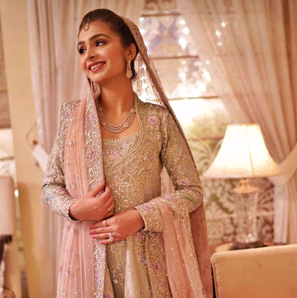 Picture of Sanila Arsal looking utterly mesmerising at her Walima in a signature #Farah Talib Aziz