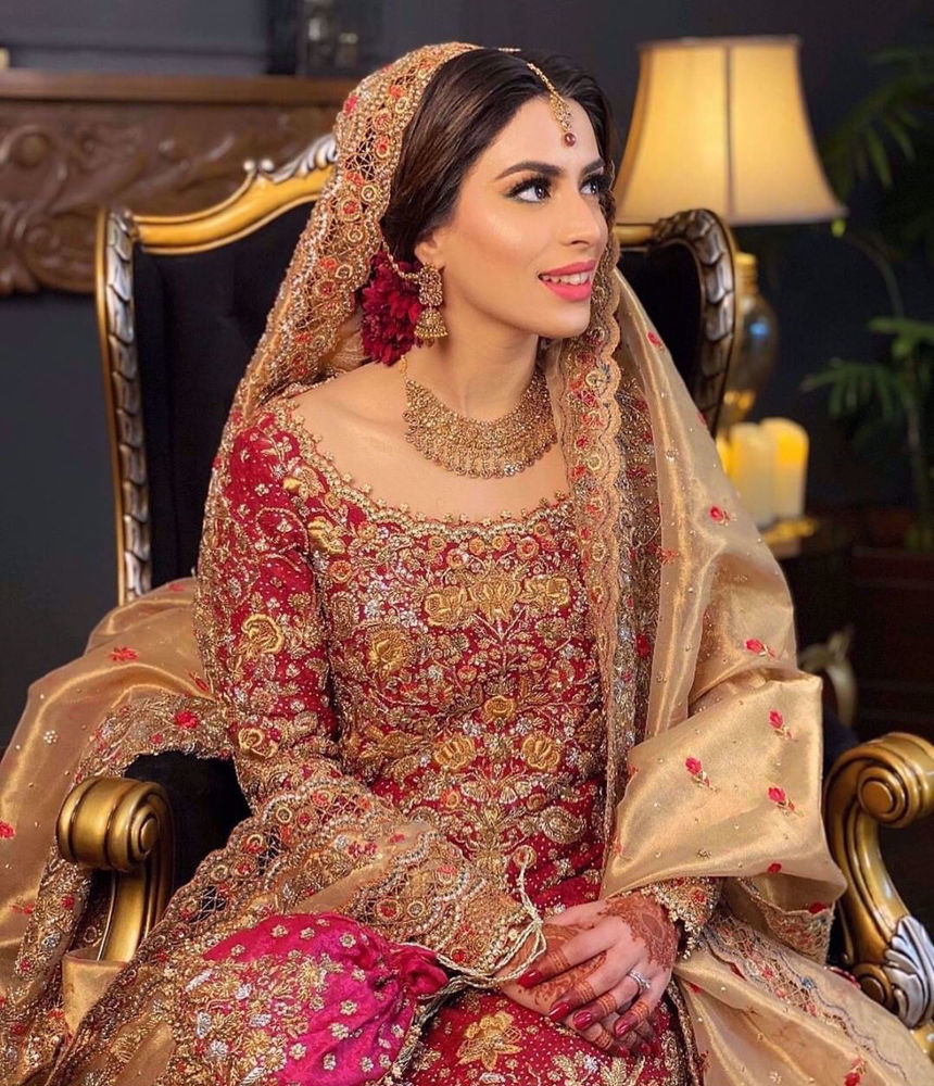 Picture of Eesha Lashari, gorgeous in a stunning scarlet signature #FarahTalibAziz ensemble accentuated with intricate zardozi and aari embellishments. Embracing the traditional eastern charm of a heritage bridal