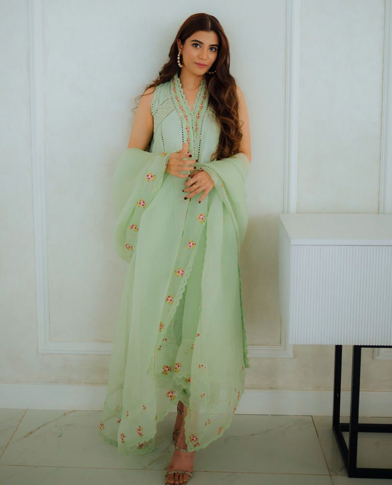 Picture of Minna Tariq looking gorgeous in a cool mint green #FarahTalibAziz outfit.