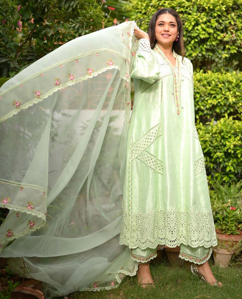 Picture of Sanam Jung looking gorgeous in a cool mint green #FarahTalibAziz outfit.