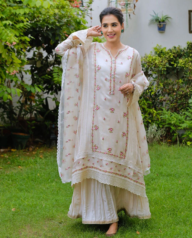 Picture of The gorgeous Mansha Pasha celebrating Eid at home with loved ones in a pristine ivory #FarahTalibAziz ensemble.'