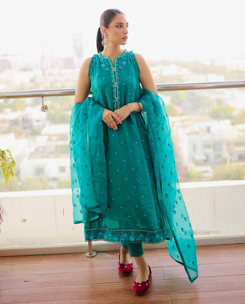 Picture of @ramshakhanofficial adds colour to our Eid with the most loved Shel Emerald ensemble.