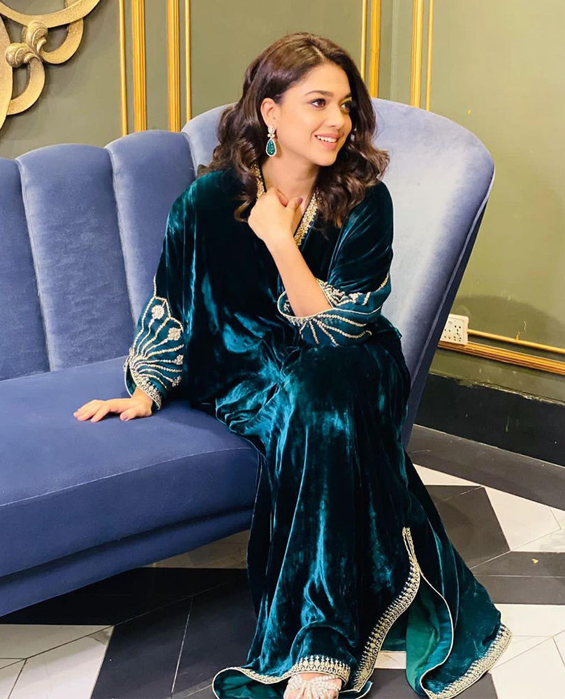 Picture of Sanam Jung is gorgeous in our RTW emerald velvet kaftaan