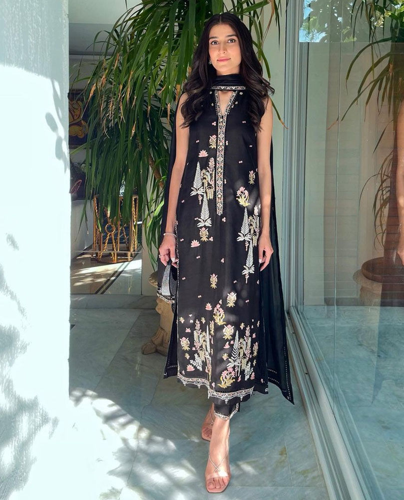 Picture of The fabulous @alishay.adnan styles our Petra ensemble to perfection, this Eid! _