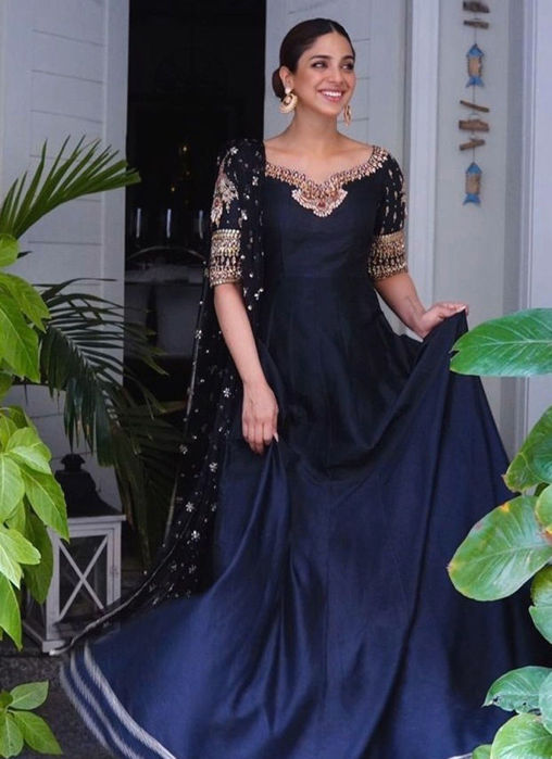 Picture of Sonya Hussyn in Siyah Zar Kalidaar.